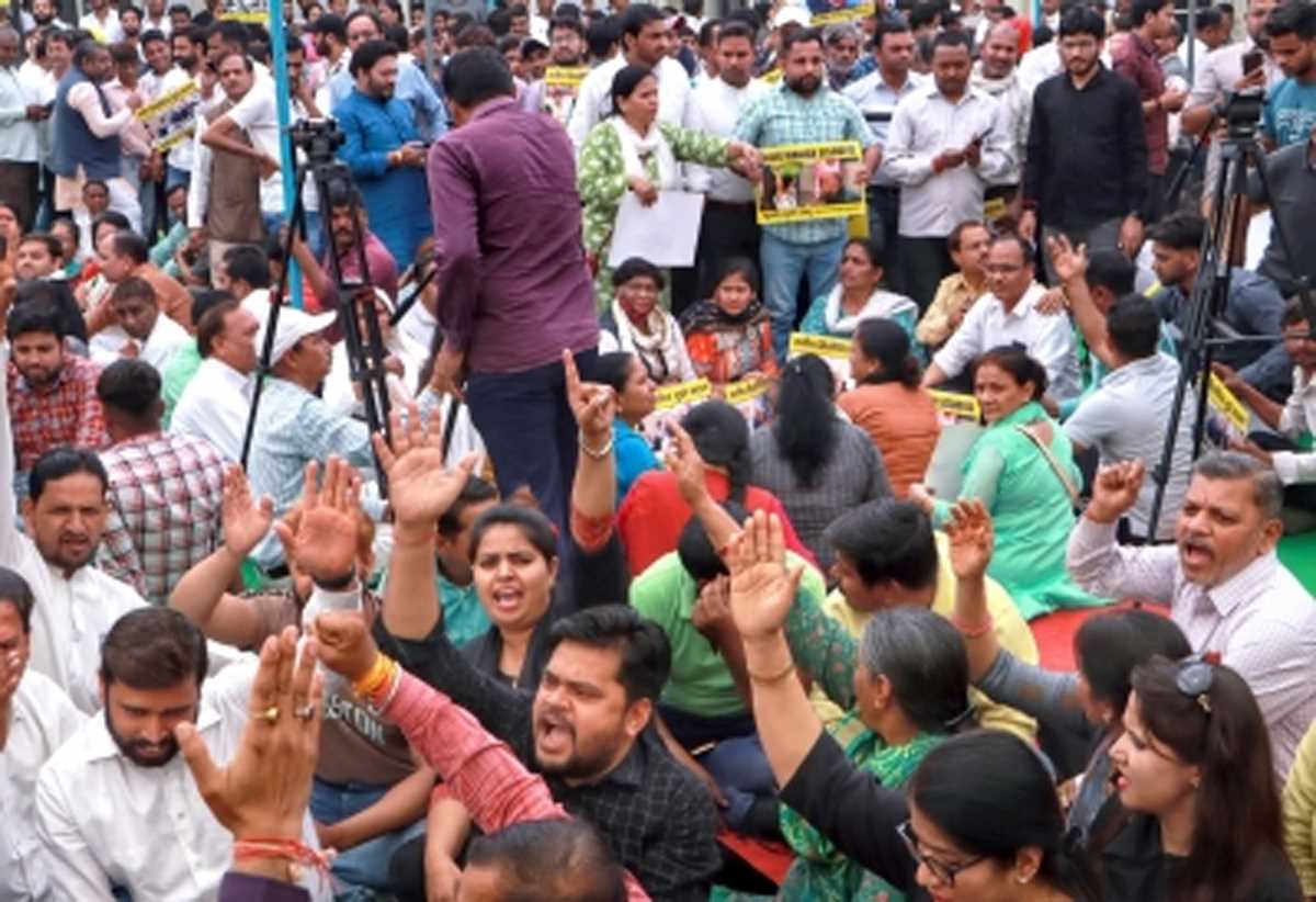 मनीष सिसोदिया की गिरफ्तारी के खिलाफ आप ने किया भाजपा कार्यालय का घेराव